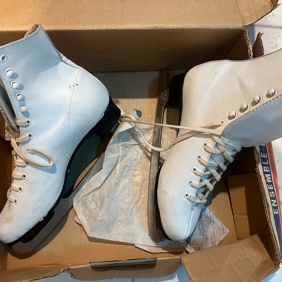 Women’s Genuine ALL CANADIAN Figure Ice Skates-WhiteSheffield Steel Tempered C7 - Picture 5 of 15